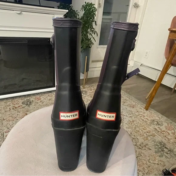 NWOT Hunter Heeled Chelsea Rain Ankle Boots in Black and Purple - Picture 5 of 8